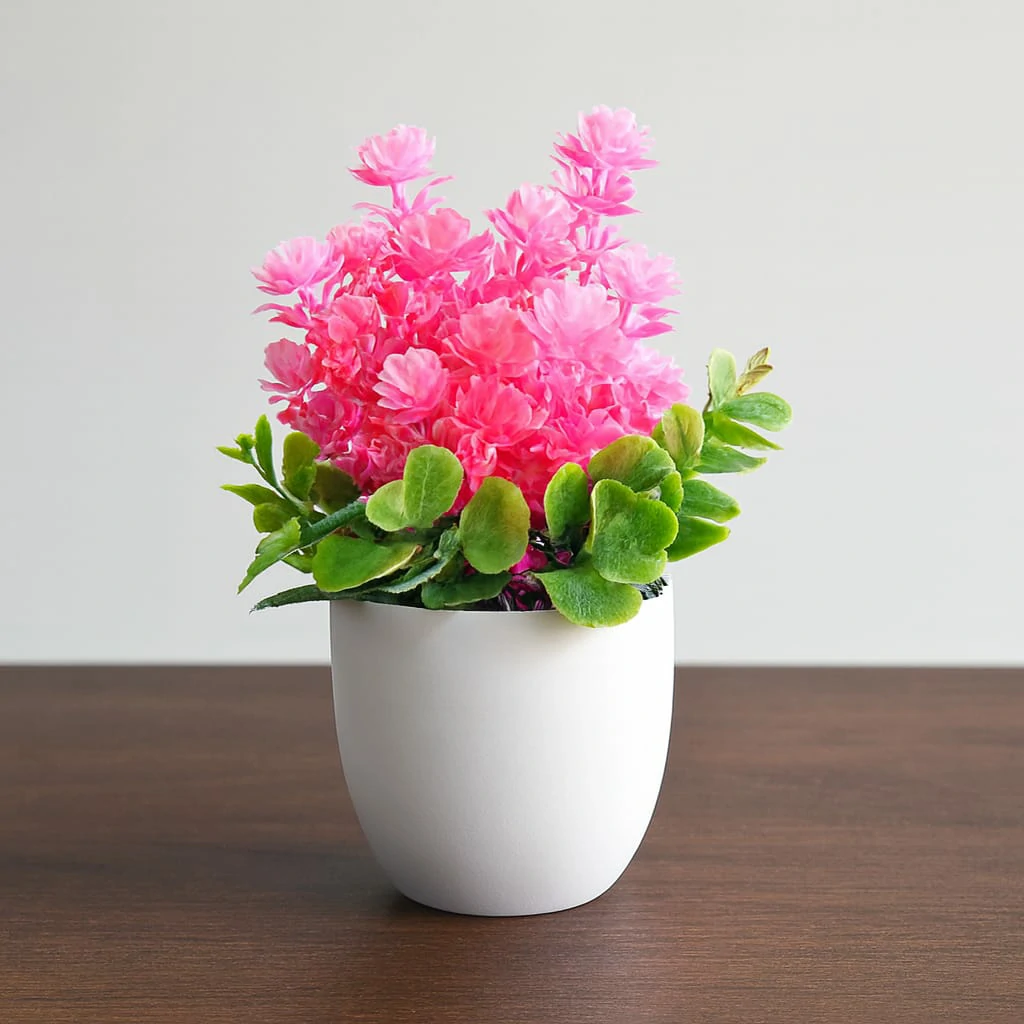 Plante décorative en pot blanc